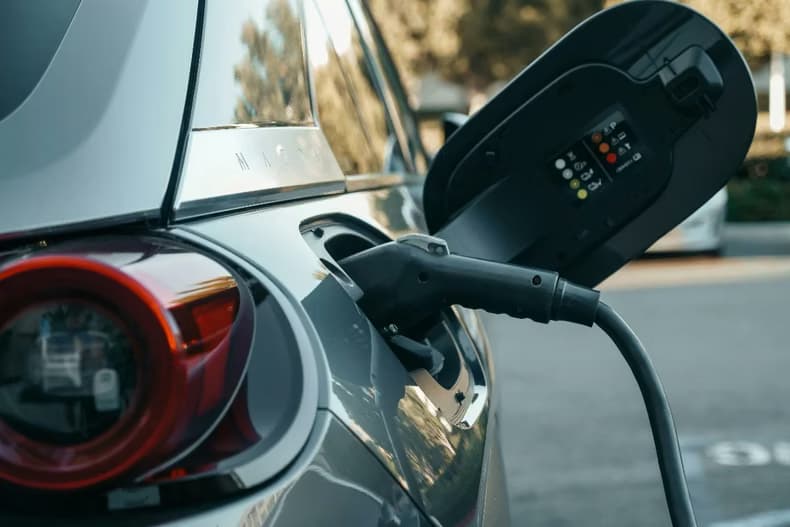 SERNAC alerta por incompatibilidad de carga en algunos autos eléctricos en Chile