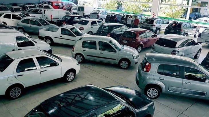 ¿Por qué los autos blancos, negros y grises dominan las calles?